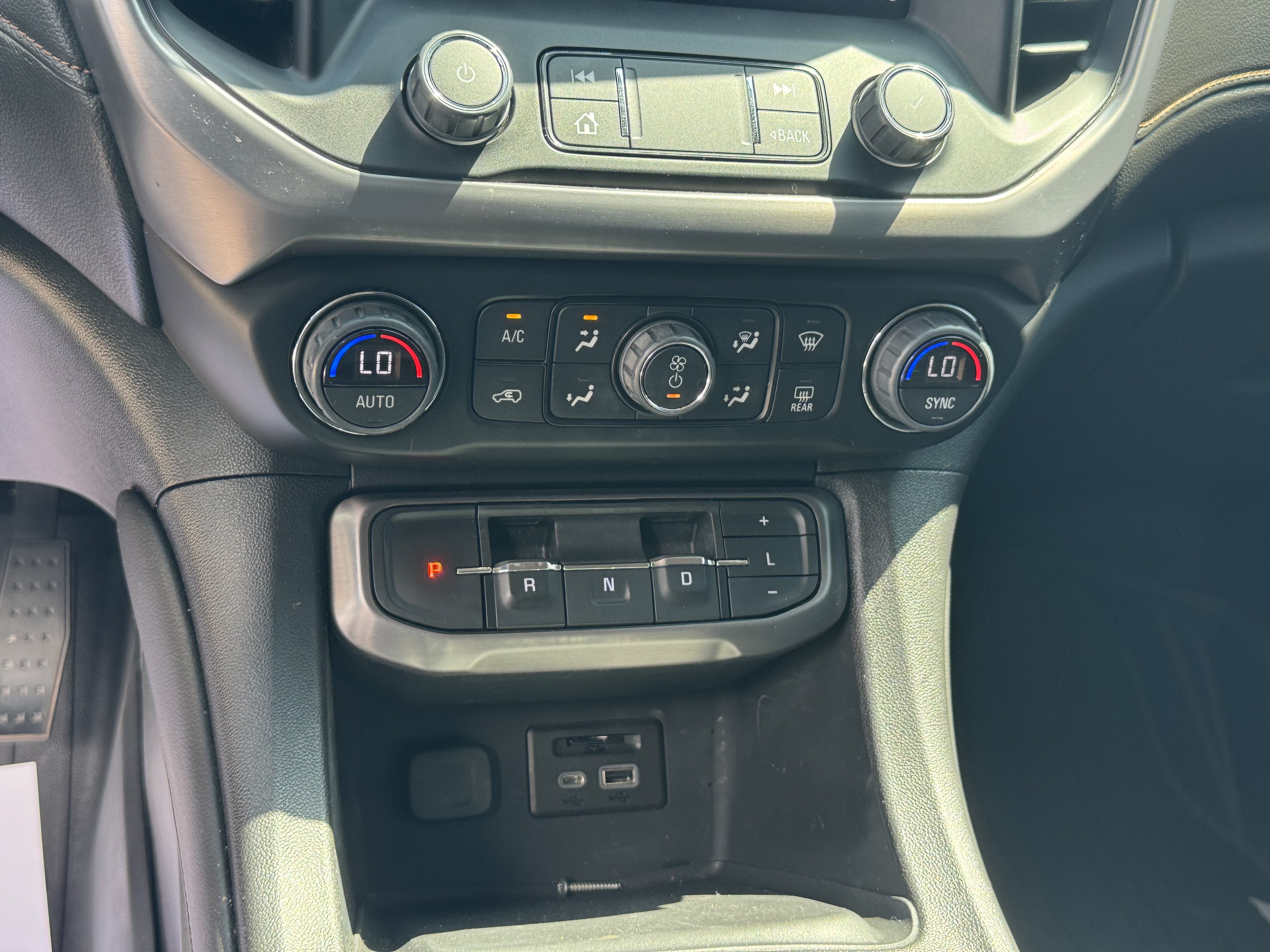 2022 GMC Acadia AT4