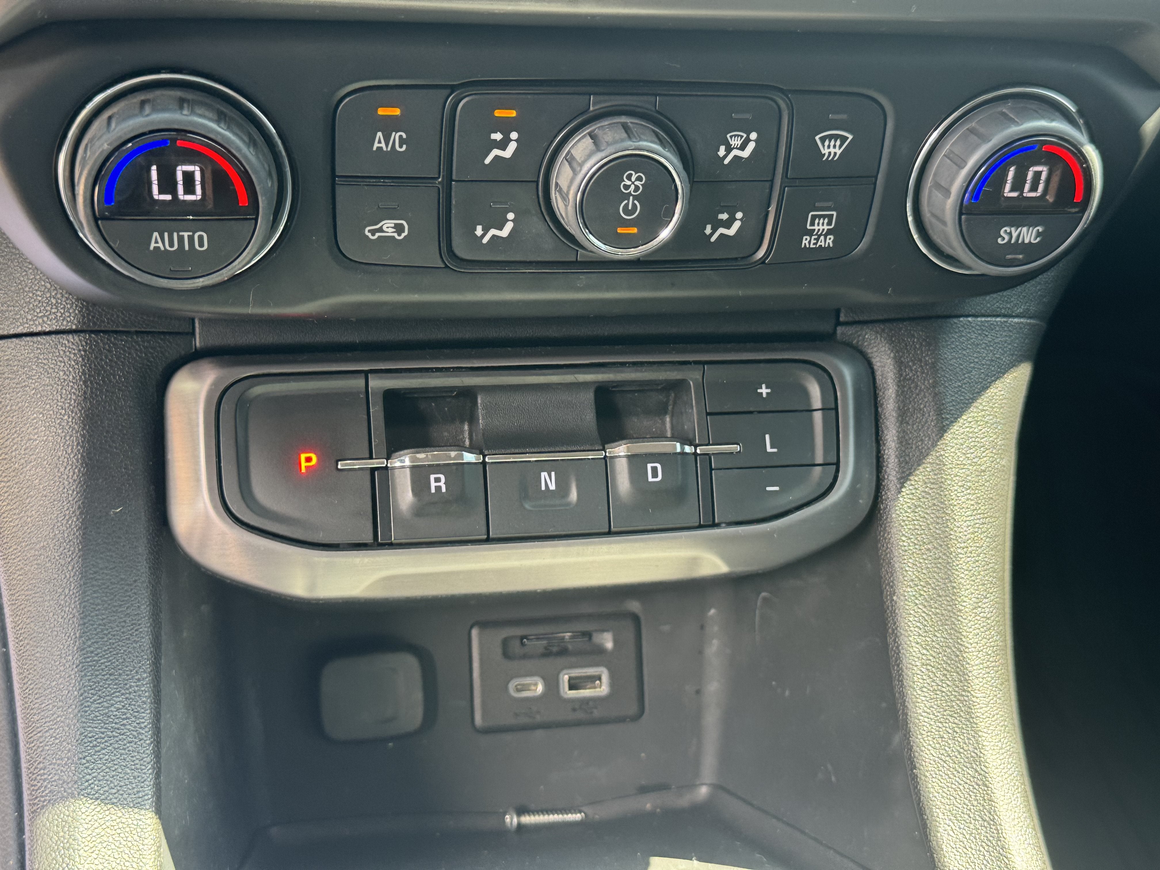 2022 GMC Acadia AT4
